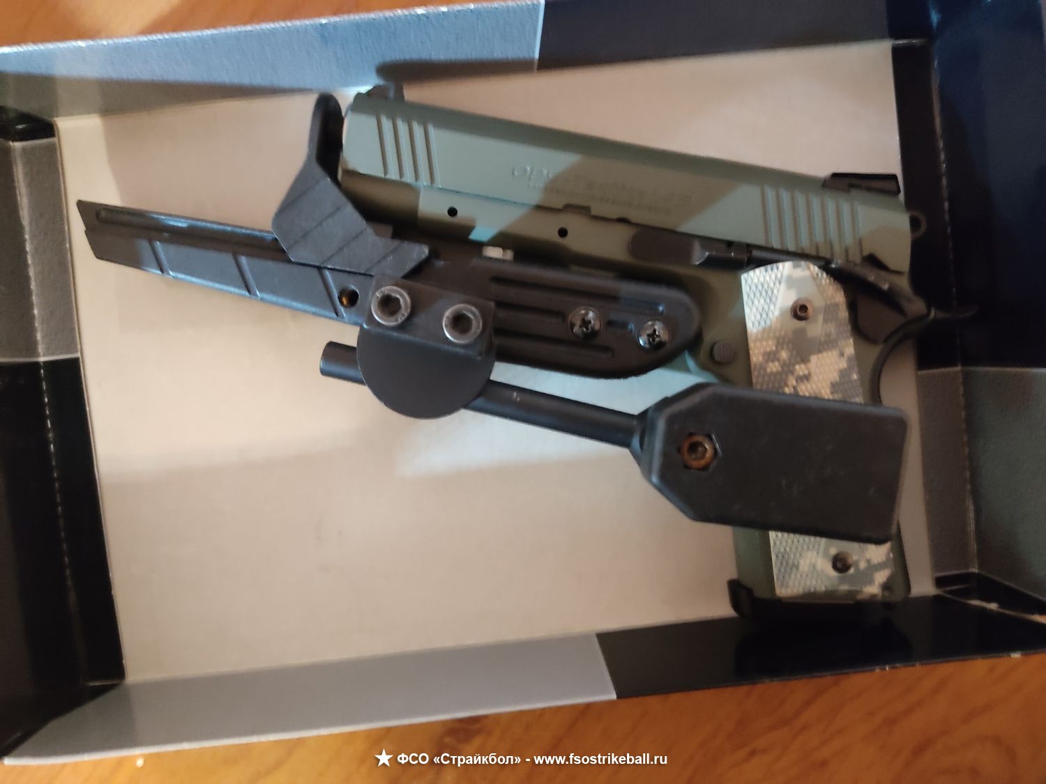 Страйкбольный пистолет